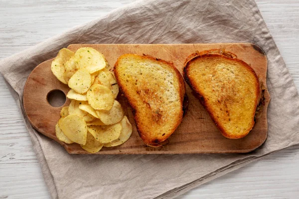 自家製のフランスのメルトサンドイッチカラメル玉ねぎとグリュウリーチーズ素朴な木の板の上からの眺め 上から横に寝ろ — ストック写真