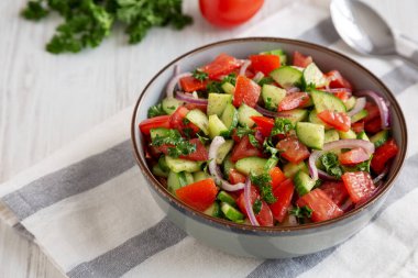 Ev yapımı Akdeniz Salatalığı Salatalık Salatası, bir kâse içinde, yan manzara. Boşluğu kopyala.