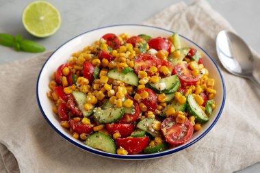 Salatalıklı ve Feta soslu ev yapımı mısır salatası..