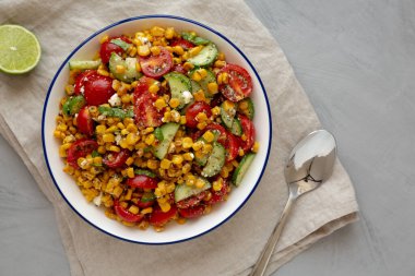 Salatalıklı ve Feta soslu ev yapımı mısır salatası. Yukarıdan, dümdüz uzanmış.