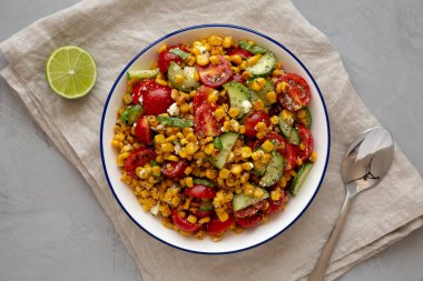 Salatalıklı ve Feta soslu ev yapımı mısır salatası. Yukarıdan, dümdüz uzanmış.