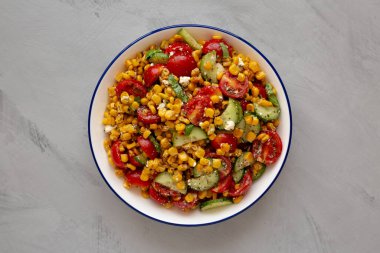 Salatalıklı ve Feta soslu ev yapımı mısır salatası. Yukarıdan, dümdüz uzanmış.