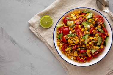 Salatalıklı ve Feta soslu ev yapımı mısır salatası. Yukarıdan, dümdüz uzanmış.