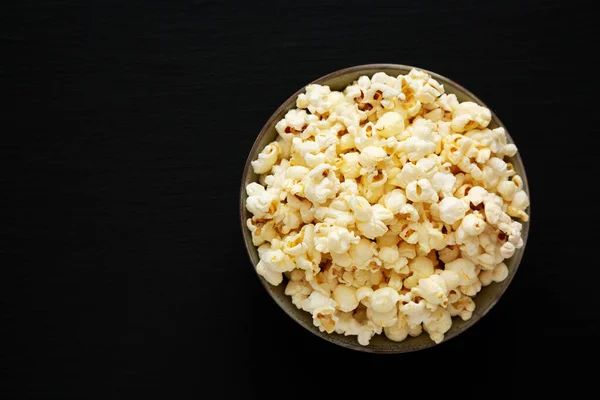 Homemade Buttered Popcorn Salt Bowl Black Background Top View Flat — Stock Photo, Image