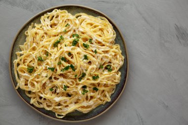 Ev yapımı Linguine Alfredo Pasta Yemeye Hazır. Metin için boşluk.