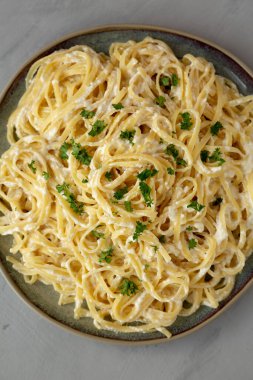 Ev yapımı Linguine Alfredo Pasta Yemeye Hazır. 