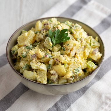 Ev yapımı Patates Yumurta Salatası, yanında da turşulu..