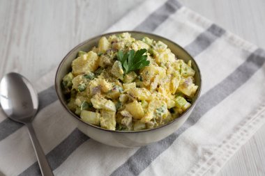 Ev yapımı Patates Yumurta Salatası, yanında da turşulu..