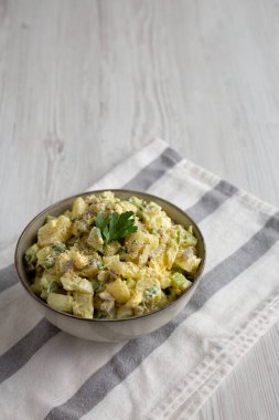 Ev yapımı Patates Yumurta Salatası, yanında da turşulu.. 