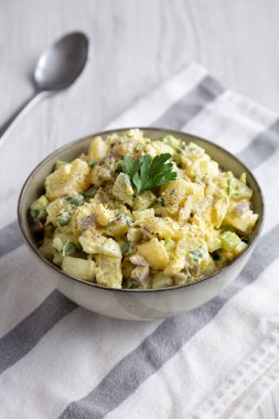 Ev yapımı Patates Yumurta Salatası, yanında da turşulu.. 