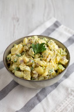 Ev yapımı Patates Yumurta Salatası, yanında da turşulu.. 