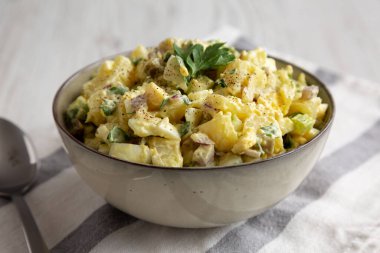 Ev yapımı Patates Yumurta Salatası, yanında da turşulu.. 