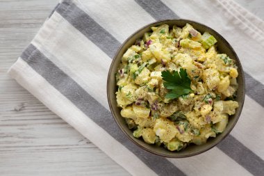 Ev yapımı Patates Yumurta Salatası ve Turşulu Kase, en iyi manzara. Dümdüz, tepeden, yukarıdan. Boşluğu kopyala.