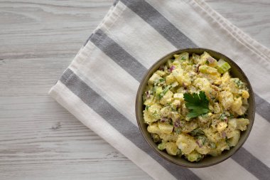 Ev yapımı Patates Yumurta Salatası ve Turşulu Kase, en iyi manzara. Dümdüz, tepeden, yukarıdan. Boşluğu kopyala.