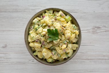 Ev yapımı Patates Yumurta Salatası ve Turşulu Kase, en iyi manzara. Dümdüz, tepeden, yukarıdan. 