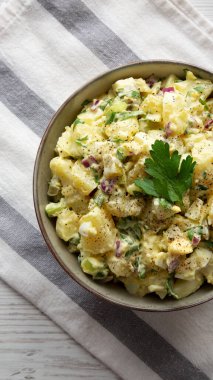 Ev yapımı Patates Yumurta Salatası ve Turşulu Kase, en iyi manzara. Dümdüz, tepeden, yukarıdan. Yakın plan..