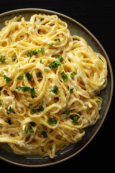 Домашний Linguine Alfredo Pasta Ready Eat — стоковое фото