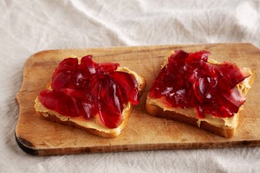 Ev yapımı Fıstık Ezmeli ve Jöleli Sandviç. Köy tahtasında, yan görüşte.. 