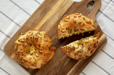 Ev yapımı domuz pastırması, yumurta ve peynirli sandviç tahtadan yapılmış kahvaltı sandviçi.. 