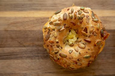 Ev yapımı pastırma, yumurta ve peynirli bagel sandviçi tahtada, üst manzara. Yakın plan..