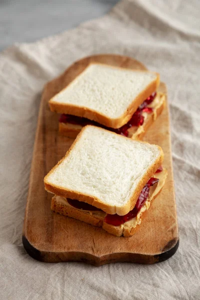 Sandwich Caseiro Manteiga Amendoim Geleia Uma Tábua Madeira Rústica Vista — Fotografia de Stock