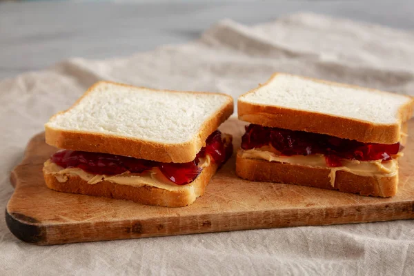 Sandwich Caseiro Manteiga Amendoim Geleia Uma Tábua Madeira Rústica Vista — Fotografia de Stock
