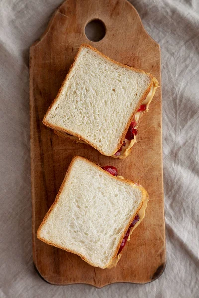 Sandwich Maison Beurre Arachide Gelée Sur Une Planche Bois Rustique — Photo