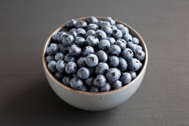 Bir kasede organik yaban mersini, yan manzara..