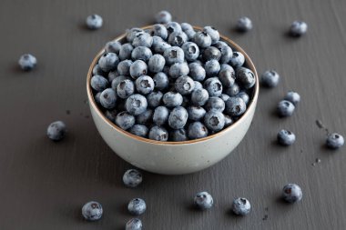 Bir kasede organik yaban mersini, yan manzara..