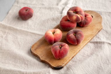 Organik Donut Satürn Şeftalisi kırsal ahşap bir tahta üzerinde, yan görüş.