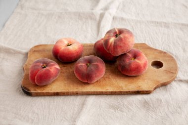 Organik Donut Satürn Şeftalisi kırsal ahşap bir tahta üzerinde, yan görüş. 