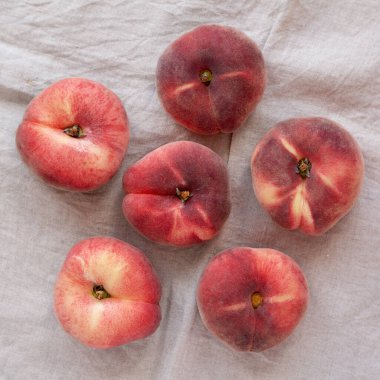 Organik Donut Satürn Şeftalisi kırsal ahşap bir tahtanın üstünde, üst manzara. Dümdüz, tepeden, yukarıdan. 
