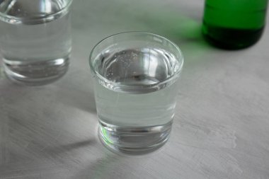 Bardakta maden suyu, yan görüş..