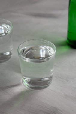 Bardakta maden suyu, yan görüş..