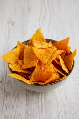 Meksika Chili Tortilla cipsleri bir kasede, yan görünüm. 