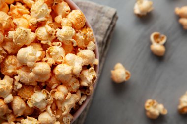 Ev yapımı Peynirli Mısır Kasesi Gri arka planda, üst manzara. 