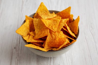 Meksika Chili Tortilla cipsleri bir kasede, yan görünüm.