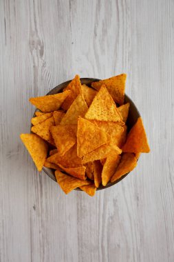 Meksika Chili Tortilla Chips 'i bir kasede, en iyi manzara. Dümdüz, tepeden, yukarıdan.