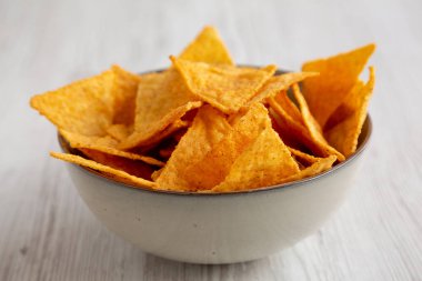 Meksika Chili Tortilla Chips 'i bir kasede, düşük açılı. Yakın plan..