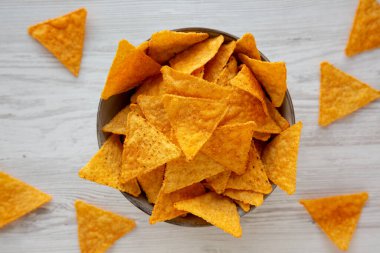 Meksika Chili Tortilla Chips 'i bir kasede, en iyi manzara. Dümdüz, tepeden, yukarıdan.