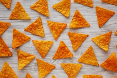 Beyaz ahşap arka planda Meksika biberli tortilla cipsi.