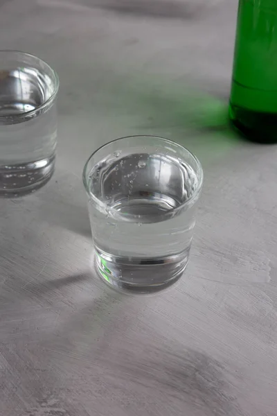 Sprudelndes Mineralwasser Glas Seitenansicht — Stockfoto