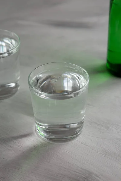Sprudelndes Mineralwasser Glas Seitenansicht — Stockfoto