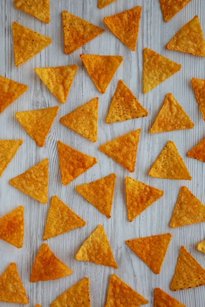 Mexikanska Chili Tortilla Chips Vit Trä Bakgrund — Stockfoto