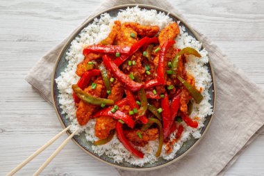 Tabakta beyaz pirinçli ev yapımı acılı tavuk.. 