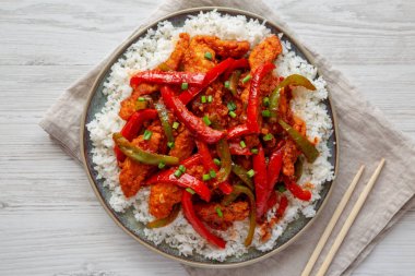 Tabakta beyaz pirinçli ev yapımı acılı tavuk. Dümdüz, tepeden, yukarıdan.