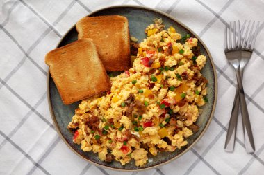 Ev yapımı Fiesta Biber ve tost ile çırpılmış yumurta, en iyi manzara. Dümdüz, tepeden, yukarıdan.