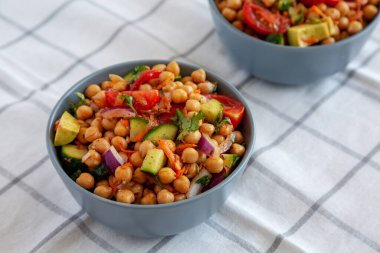 Ev yapımı Avokado Nohut Salatası ve biberli limon sosu.. .