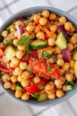 Ev yapımı Avokado Nohut Salatası ve Chili Limonlu Kireç Soyunma, üst manzara. Yakın plan..