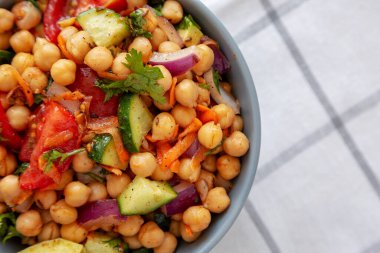 Ev yapımı Avokado Nohut Salatası ve Chili Limonlu Kireç Soyunma, üst manzara. Metin için boşluk.